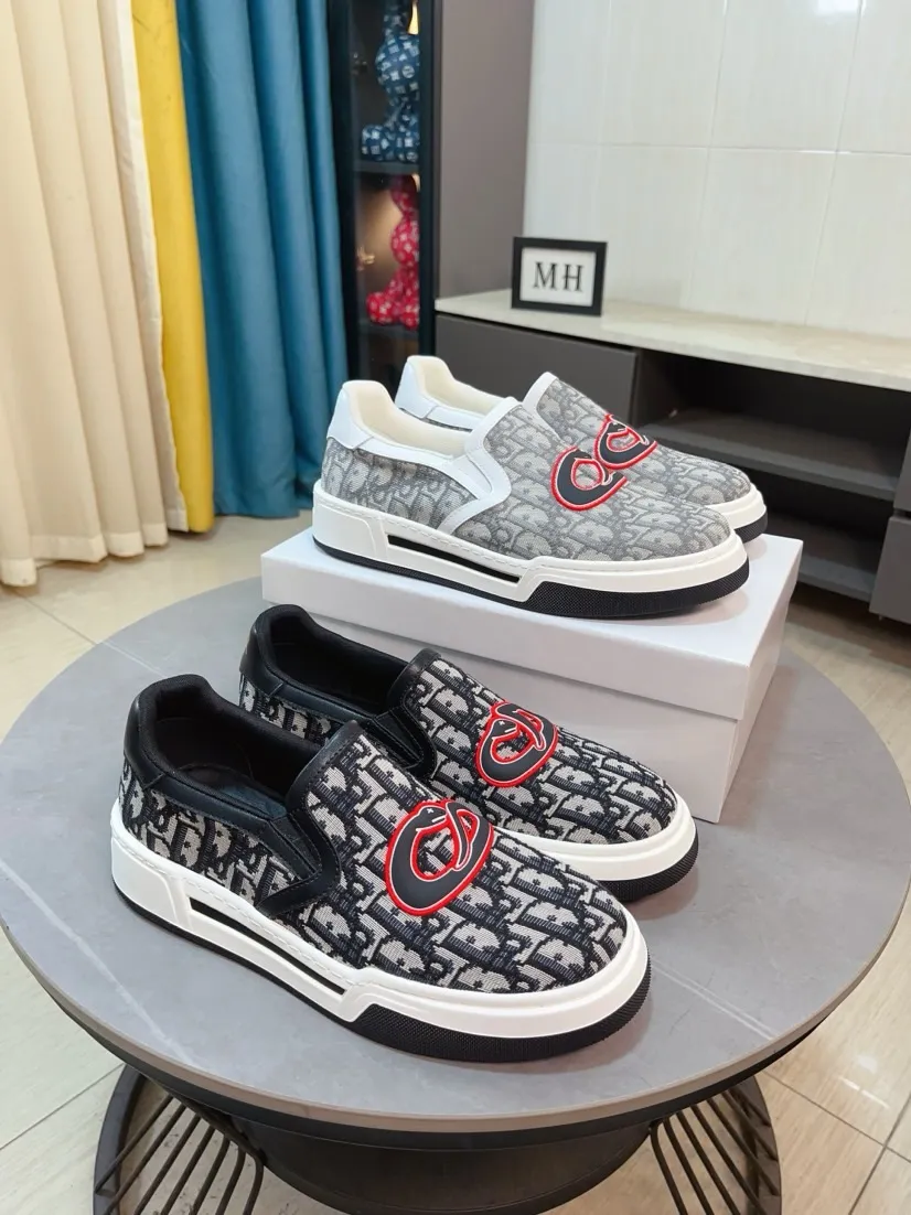 Men's men's shoes💰400🌸🌸[Dior] 25ss new product B01 moral training shoes. The toe dimension design of the couple's style is a bit wider. The upper foot comfort is perfect. The thread is beautiful. Perfectly suitable for pants styles. Decorated with various classic details. It is an ideal choice for daily styling. Can be matched with various casual items to create exquisite looks. Fabric: top layer cowhide/lining sheepskin TPU original outsole Code number: 38-44, 45 customized